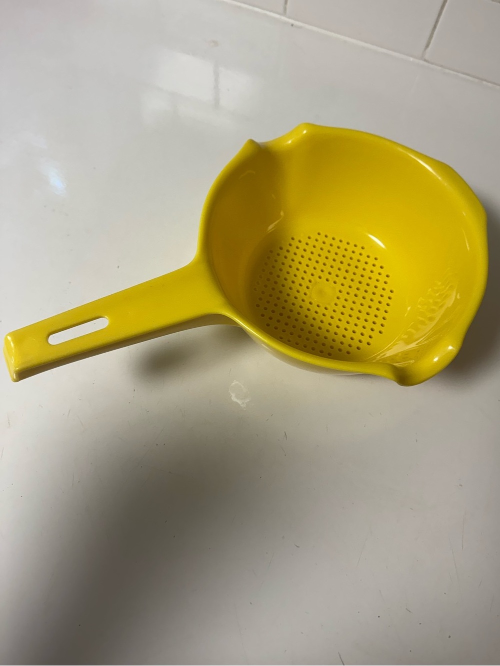 Vintage RUBBERMAID yellow handled strainer 2930